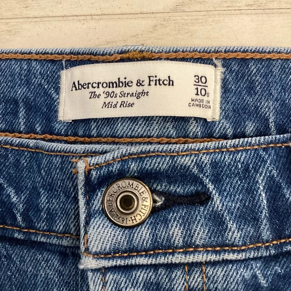 Abercrombie Fitch 10 Short (30S) ‘90s Straight Mid Rise Women’s Jeans Med Wash